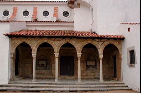 En aquesta fotografia es pot veure la galeria del claustre del Convent de Sant Francesc de Girona, que es conserva a s’Agaró. Extret de: “Convent de Sant Francesc de Girona”.